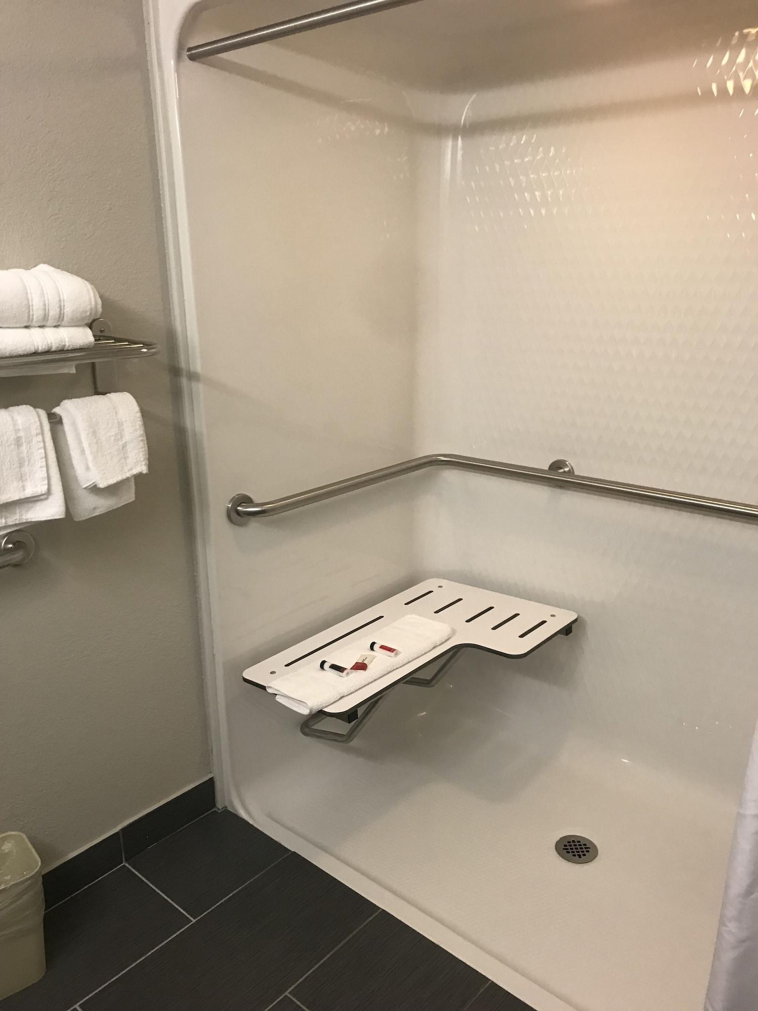 厄本代尔麦克罗特客栈&套房酒店 Urbandale 外观 照片