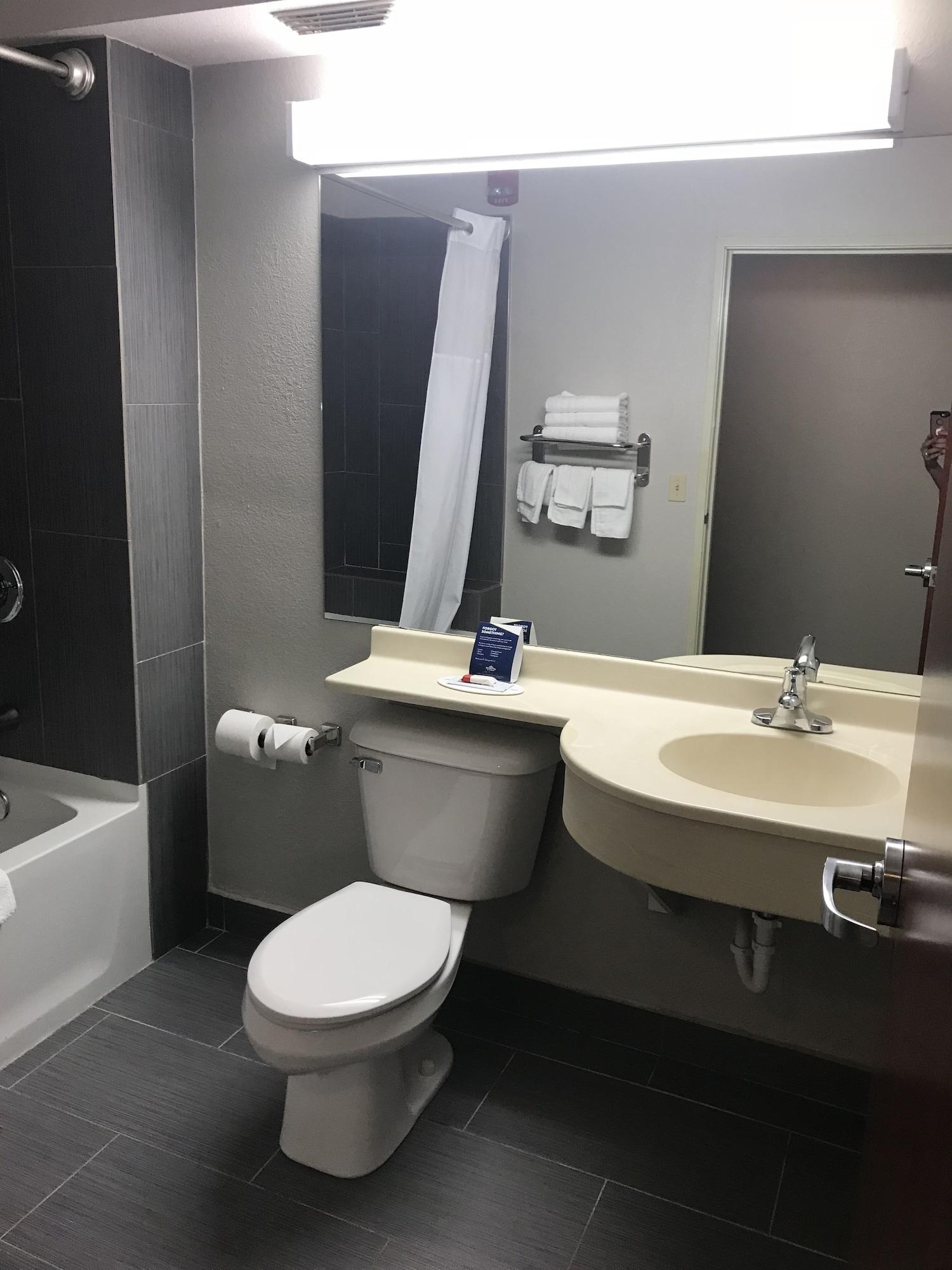 厄本代尔麦克罗特客栈&套房酒店 Urbandale 外观 照片